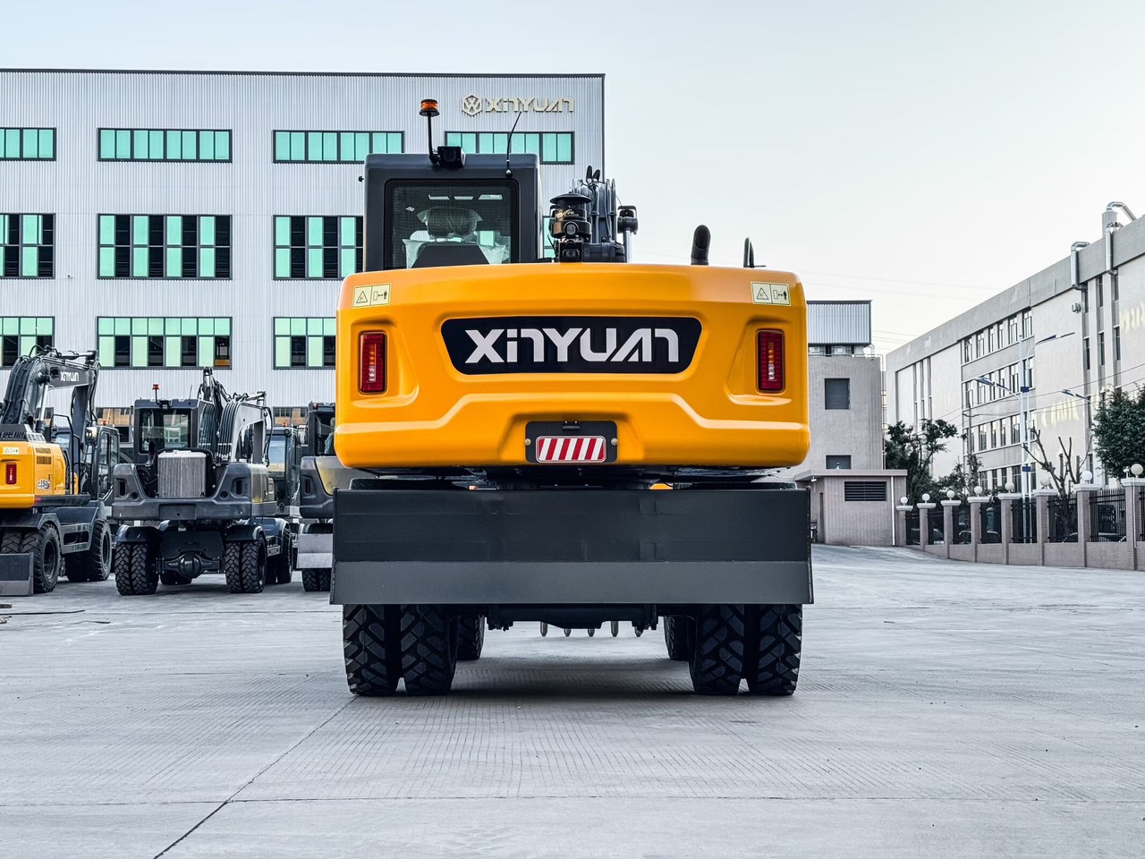 xe_xuc_dao_banh_lop_c130